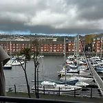 Water Front Apt Walk To The Beach & City Centre