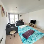 Water Front Apt Walk To The Beach & City Centre
