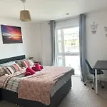 Water Front Apt Walk To The Beach & City Centre